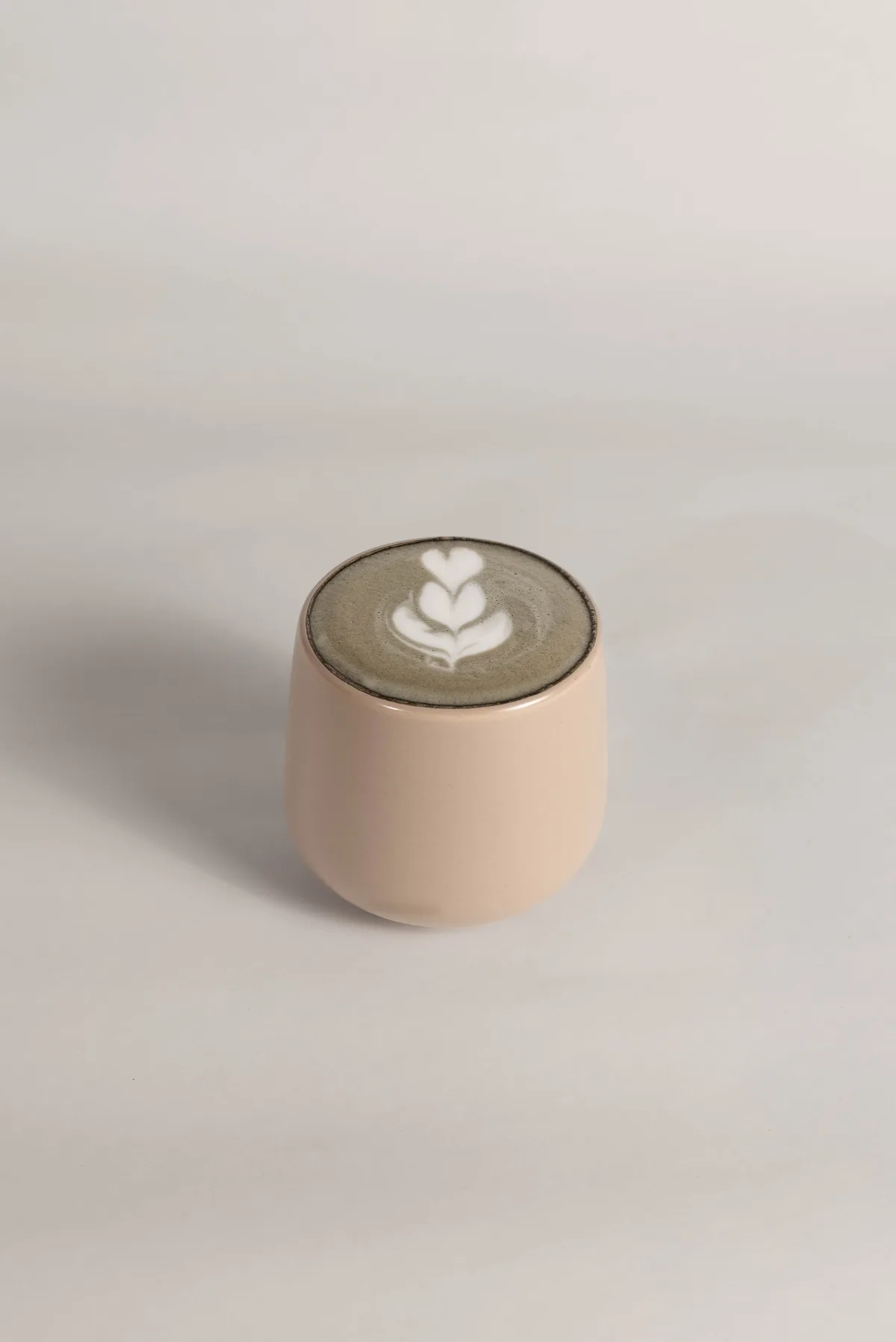 Black Latte en taza cerámica rosa con arte de tulipa